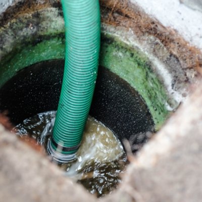 Limpeza de caixa de esgoto em Brotas